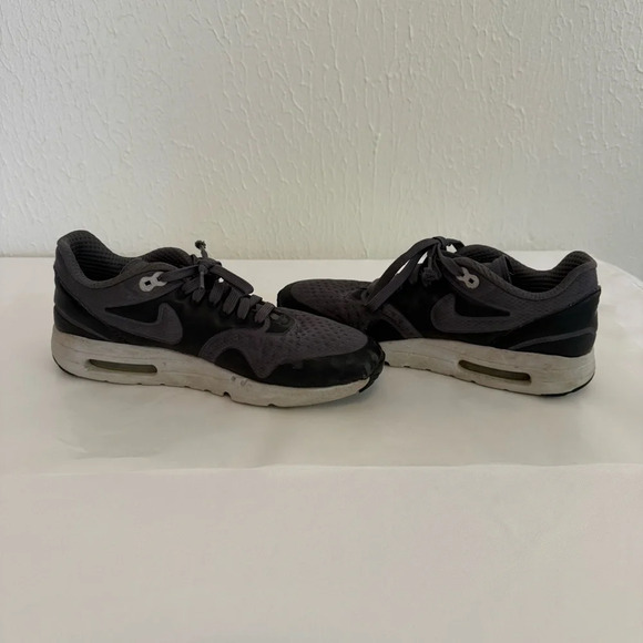 Nike Air Max 1 Ultra Essential in Black and Anthracite - Picture 8 of 11